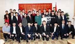 Chủ tịch Quốc hội gặp cán bộ Đại sứ quán và cộng đồng người Việt Nam tại Belarus